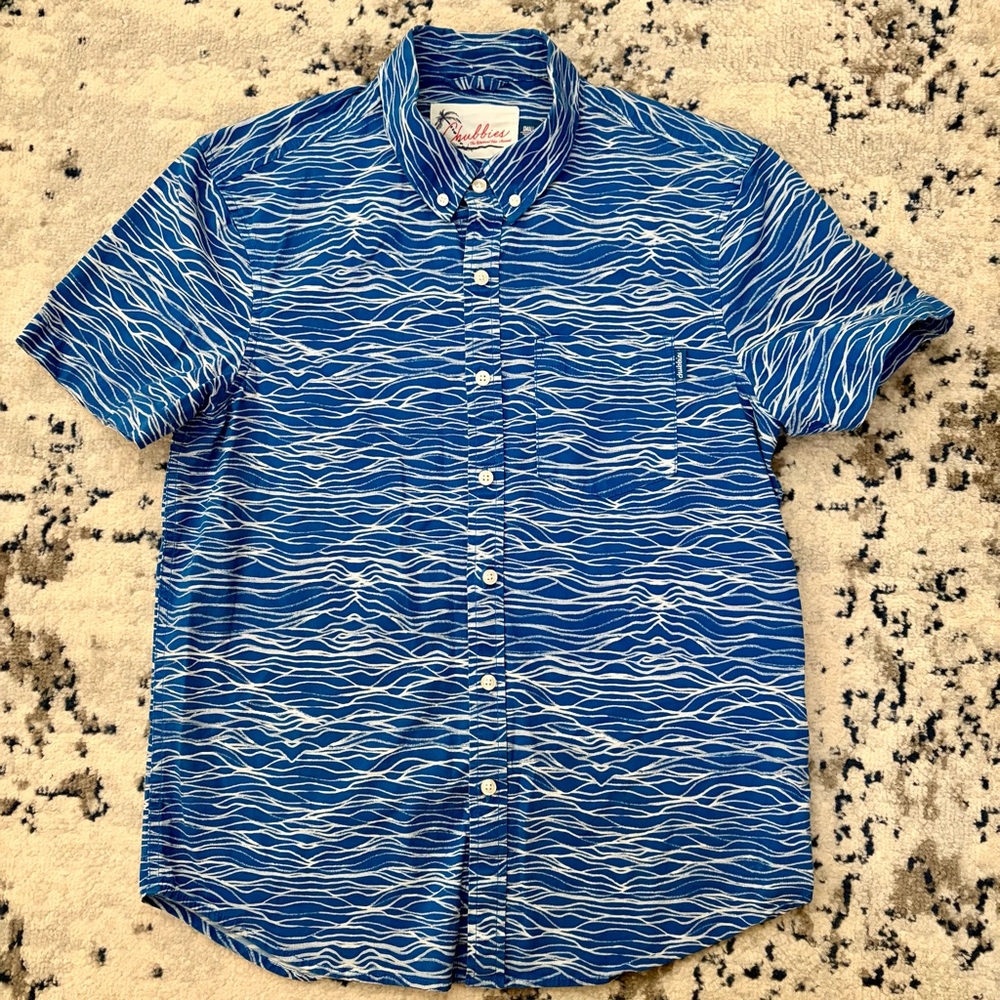 Chubbies Men’s Blue Wave Print Short Sleeve Button Up Shirt Size Small